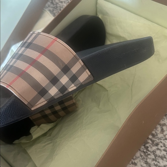 Burberry women’s  Plaid Slide Sandals in Black and Tan - Picture 7 of 7